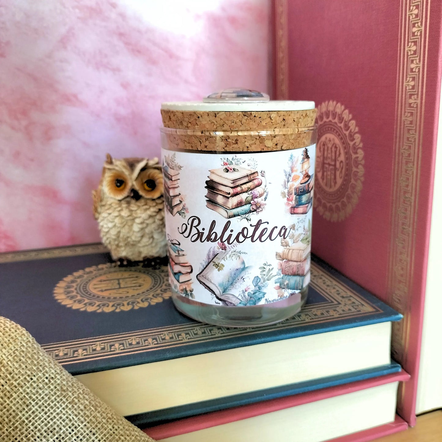 Vela aromatica con olor a libros antiguos y biblioteca